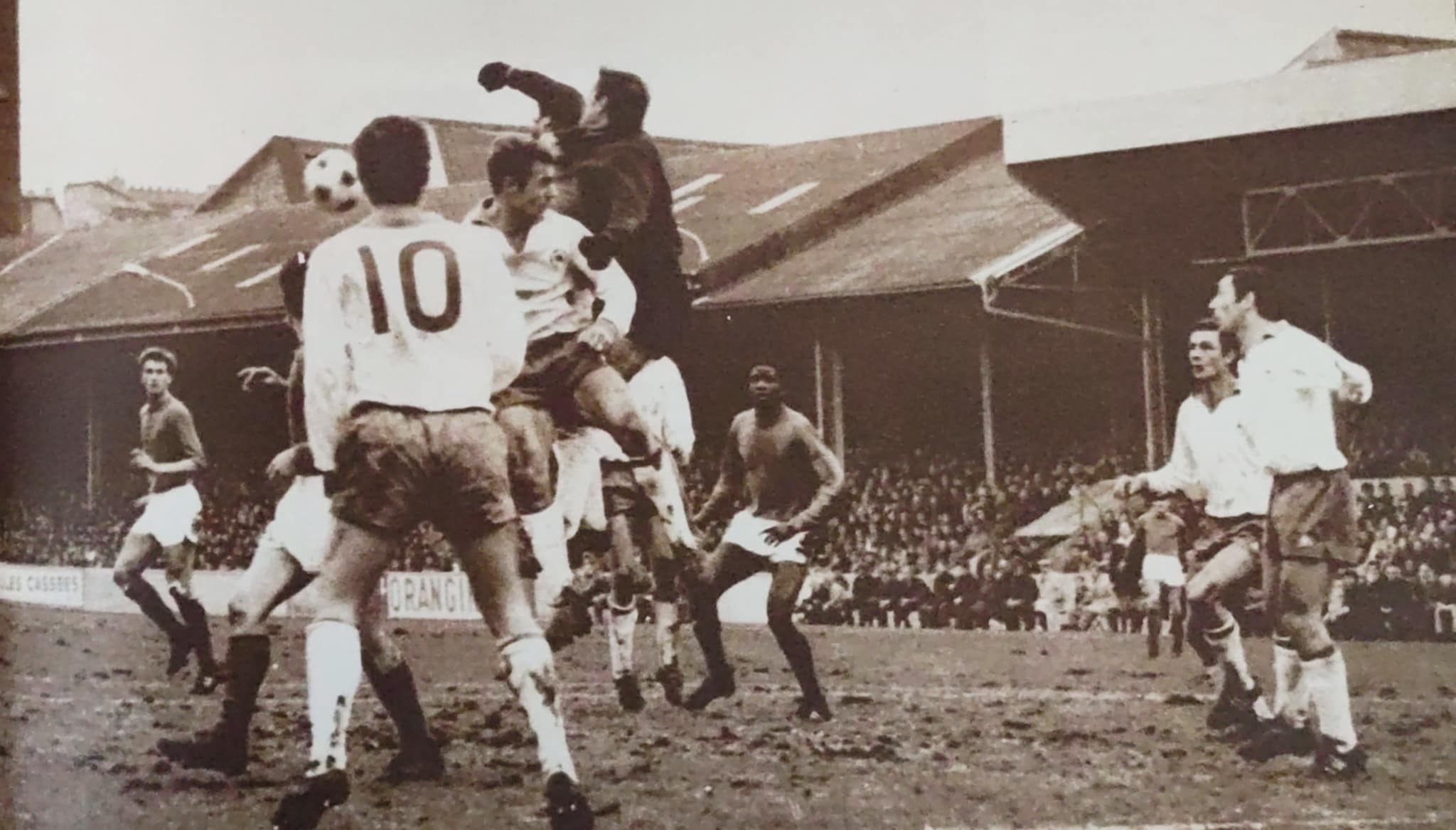 Pierre Bernard, sous la menace des Stéphanois dégage, à droite du gardien audonien et ancien stéphanois, Salif Keita document Miroir du Football