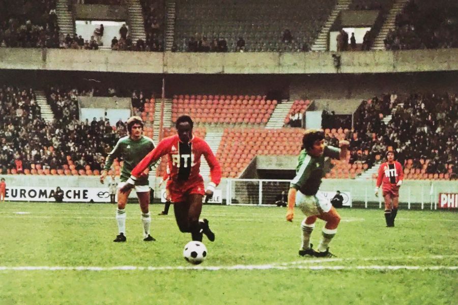 François M’Pelé devance André Merelle - document Miroir du Football -
