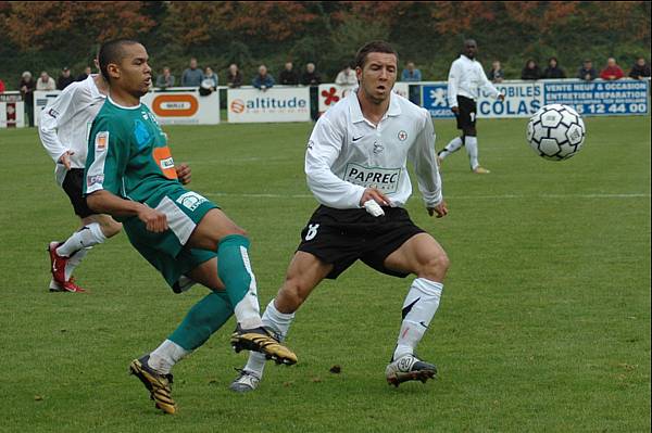 Gaël Angoula au marquage de Nicolas Fabiano avant son tacle sévère © Gérard Valck