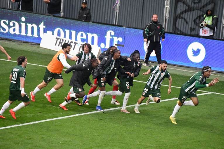 La grande joie de l’équipe avec le but de Hacène Benali qui donne les trois points © Gérard Valck