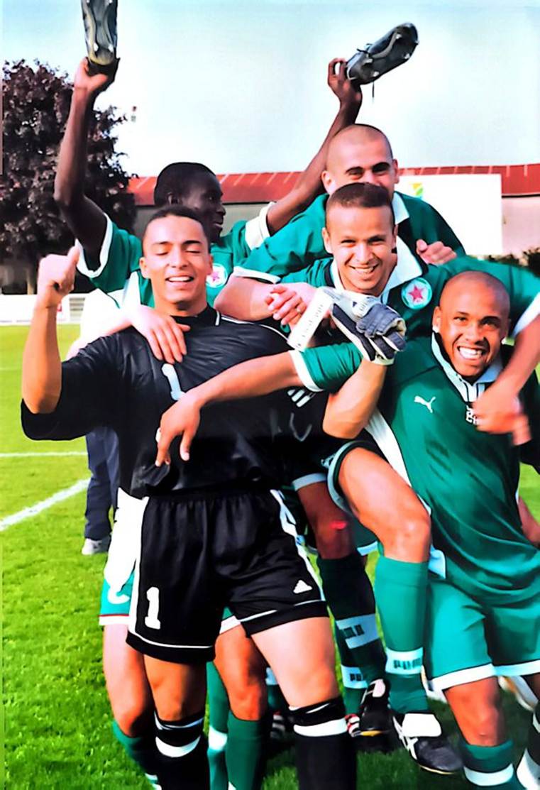 La joie de Benhamou, Milton, au milieu Abda, en fond Faye et Aïchour, après  le succès, lors de la dernière journée à Châlons-en Champagne. © Gérard Valck