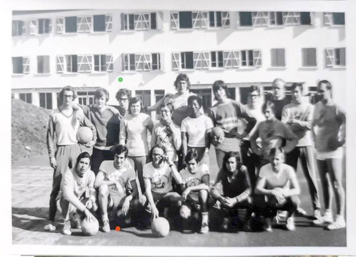 Athlètes de l’UAS Saint-Cloud, en stage, en 1968 (Jean-Pierre, rond rouge et moi, rond vert)