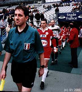 Le capitaine Fabien Val&eacute;ri et Jean-Marc Branger sont pr&eacute;c&eacute;d&eacute;s par le juge de touche