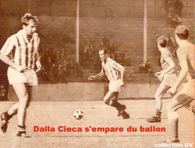Dalla Cieca s'empare du ballon