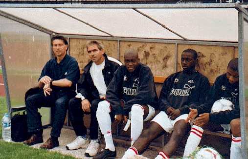 Alain Bornand (responsable du centre de formation), un dirigeant et les rempla&ccedil;ants